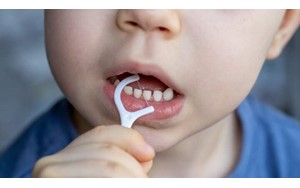 ارتباط عجیب نخ دندان کشیدن با سلامت مغز کشف شد