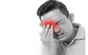 افزایش خطر عفونت‌های چشمی و آسیب به قرنیه در پی مالش چشم‌ها