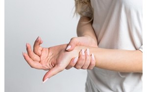 بی‌حسی دست‌ها پس از بیدار شدن از خواب خطرناک است؟